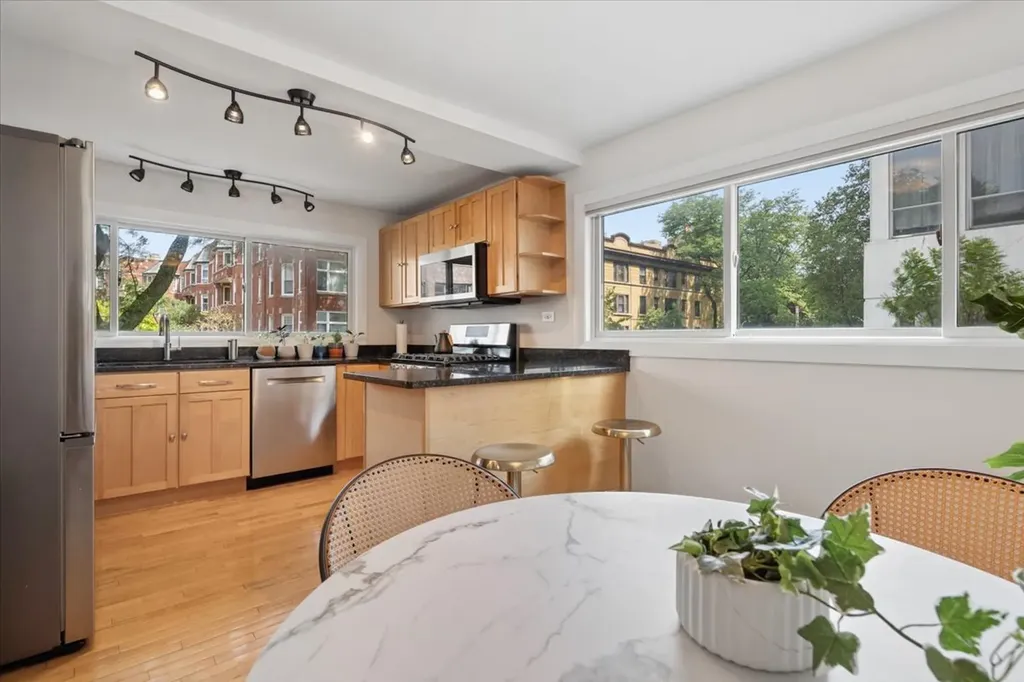 725 West Waveland Avenue Chicago IL 60613