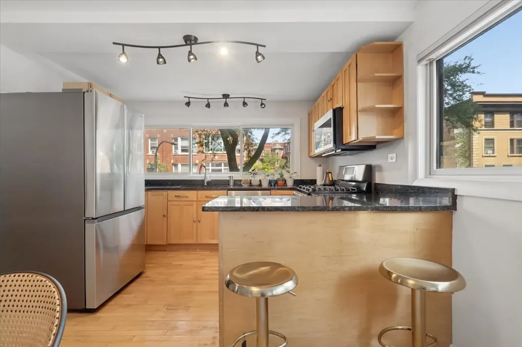 725 West Waveland Avenue Chicago IL 60613
