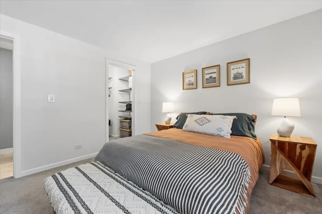 725 West Waveland Avenue Chicago IL 60613