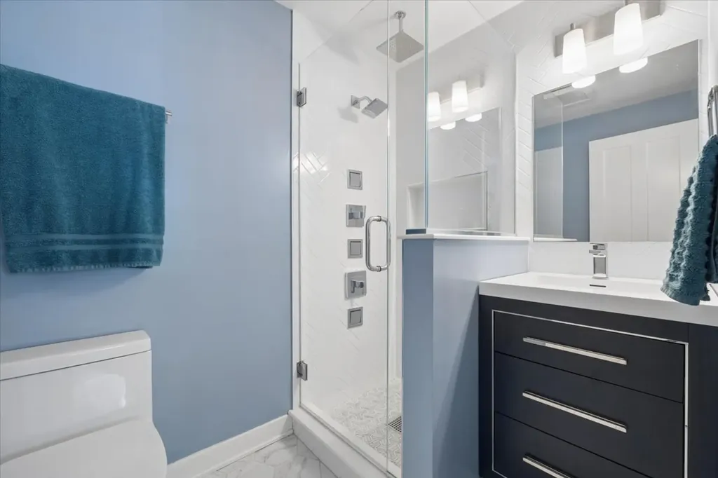 725 West Waveland Avenue Chicago IL 60613