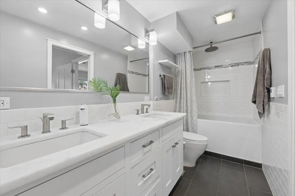 725 West Waveland Avenue Chicago IL 60613