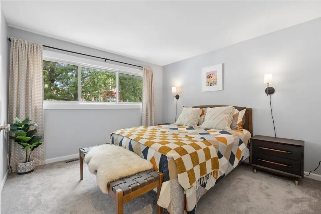 725 West Waveland Avenue Chicago IL 60613