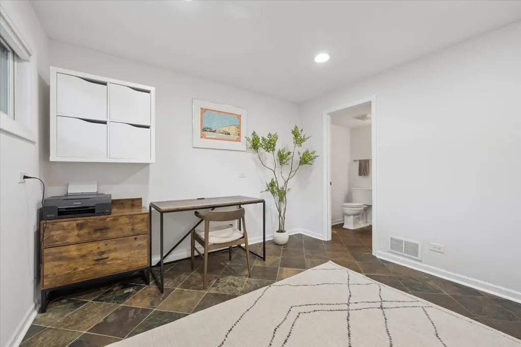 725 West Waveland Avenue Chicago IL 60613