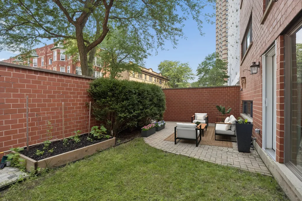 725 West Waveland Avenue Chicago IL 60613