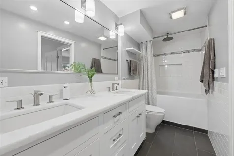 725 West Waveland Avenue Chicago IL 60613