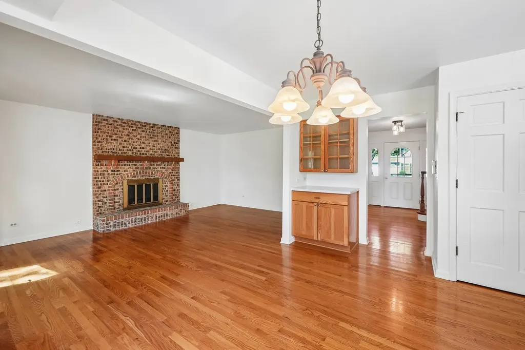 2027 Richton Drive Wheaton IL 60189