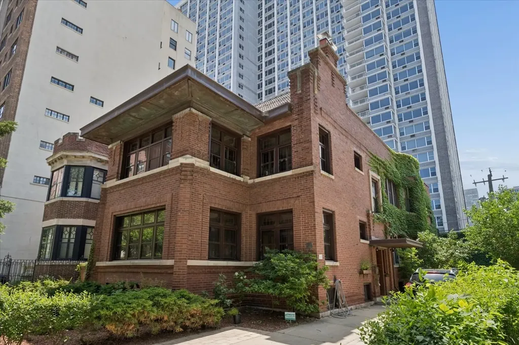 717 West Junior Terrace Chicago IL 60613