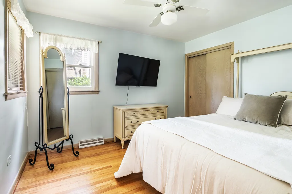 5337 West Ardmore Avenue Chicago IL 60646