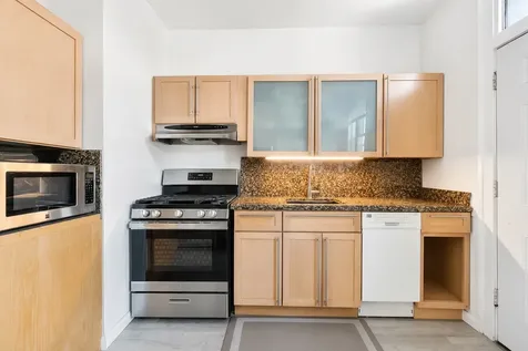 640 West Waveland Avenue Chicago IL 60613