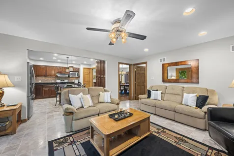 907 North Quentin Road Palatine IL 60067