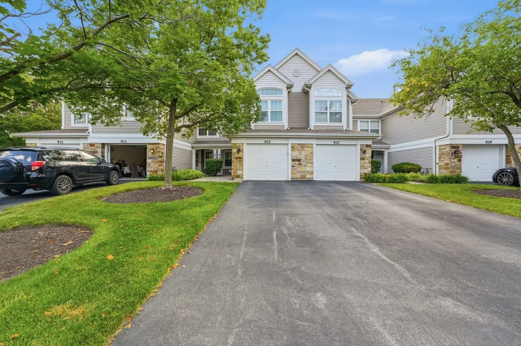 935 Concord Court Carol Stream IL 60188