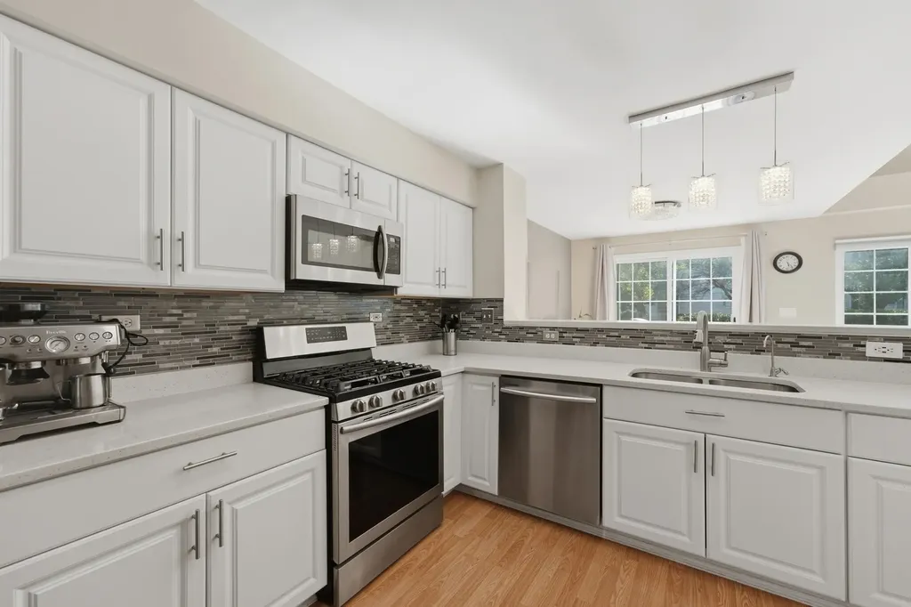 935 Concord Court Carol Stream IL 60188