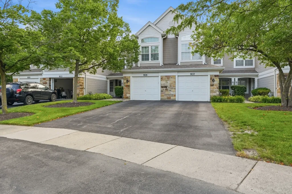 935 Concord Court Carol Stream IL 60188