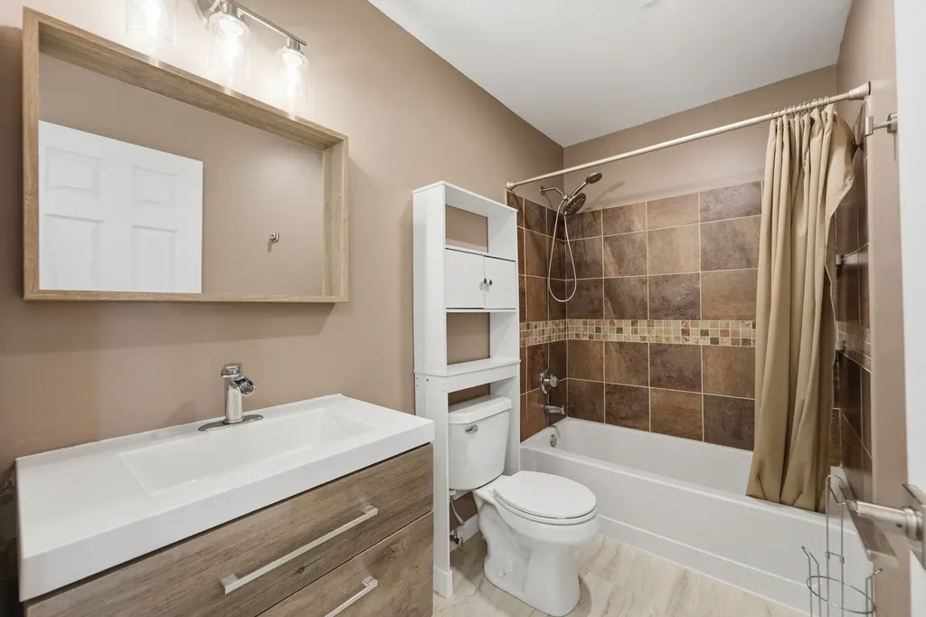 935 Concord Court Carol Stream IL 60188