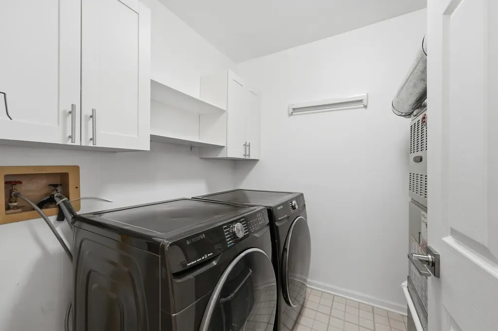 935 Concord Court Carol Stream IL 60188