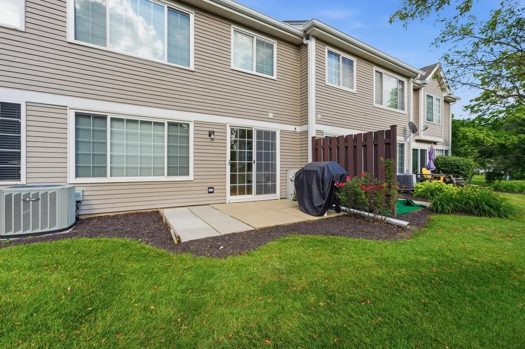 935 Concord Court Carol Stream IL 60188