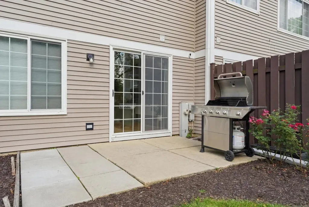935 Concord Court Carol Stream IL 60188