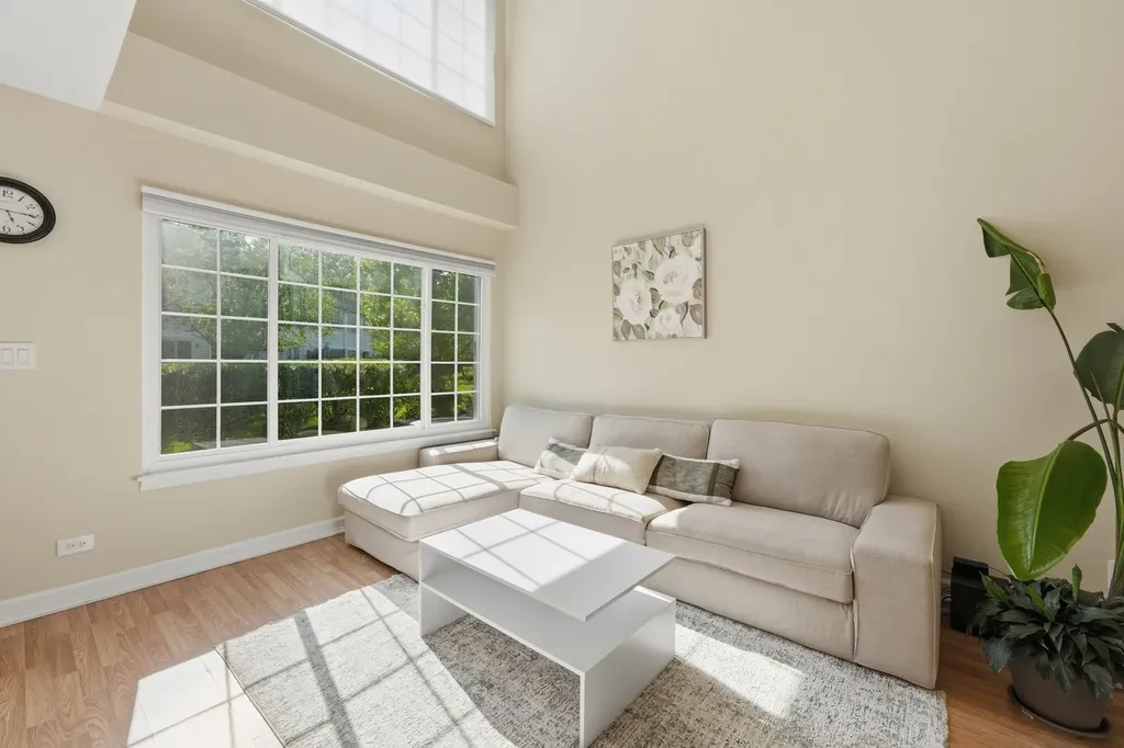 935 Concord Court Carol Stream IL 60188