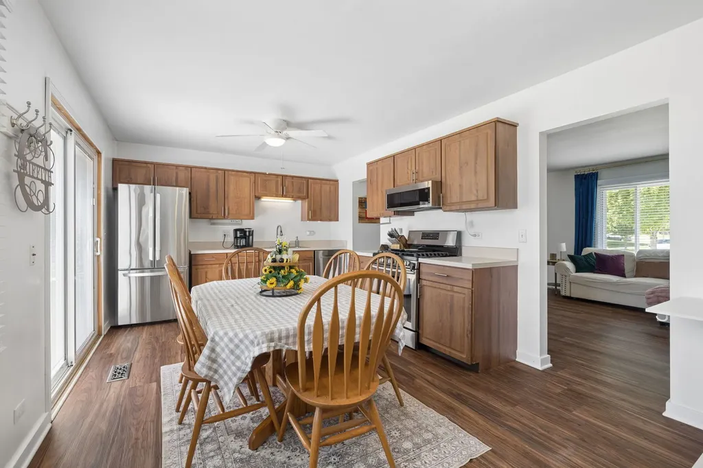 214 Lincolnshire Lane Bolingbrook IL 60440