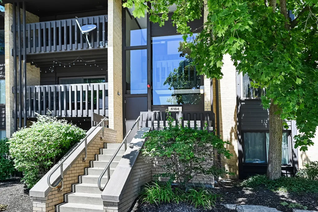 6184 Pinewood Court Willowbrook IL 60527