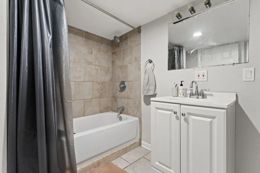 2123-25 West Race Avenue Chicago IL 60612