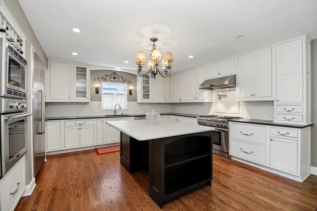 29 North Summit Avenue Villa Park IL 60181
