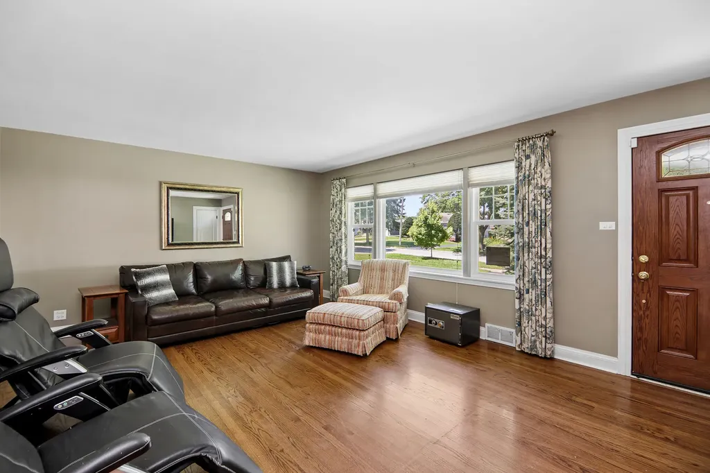 29 North Summit Avenue Villa Park IL 60181