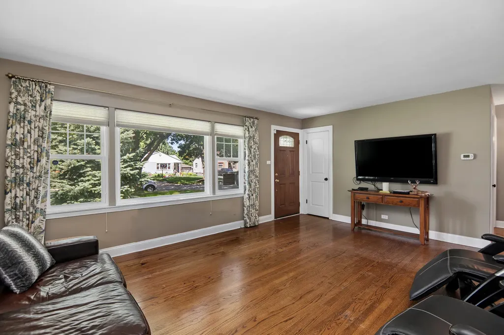 29 North Summit Avenue Villa Park IL 60181