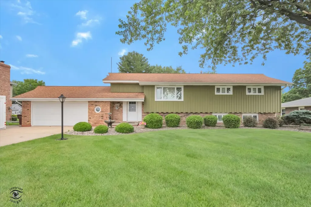 713 Oak Park Avenue Beecher IL 60401