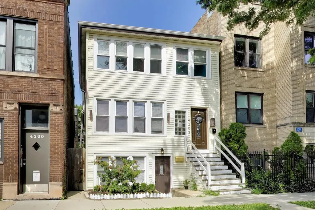 4202 North Sacramento Avenue Chicago IL 60618