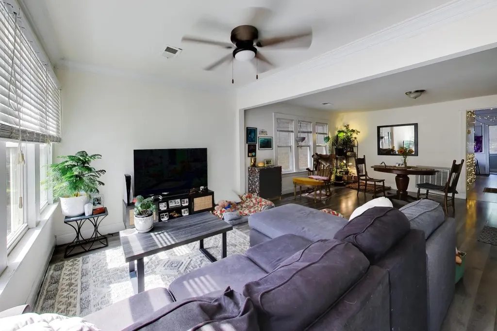 4202 North Sacramento Avenue Chicago IL 60618