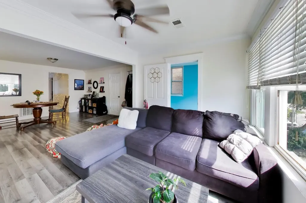 4202 North Sacramento Avenue Chicago IL 60618