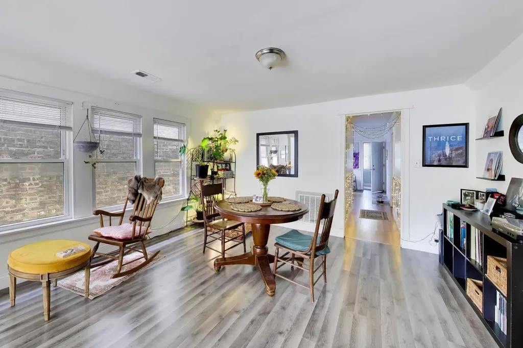4202 North Sacramento Avenue Chicago IL 60618