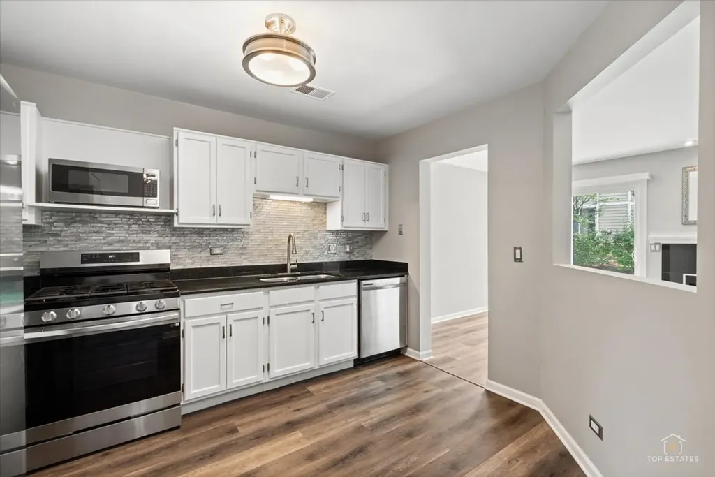 325 Odlum Court Schaumburg IL 60194