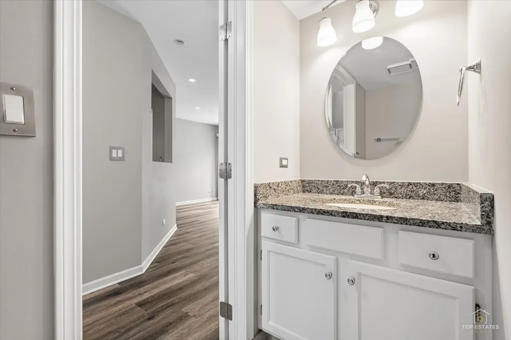 325 Odlum Court Schaumburg IL 60194