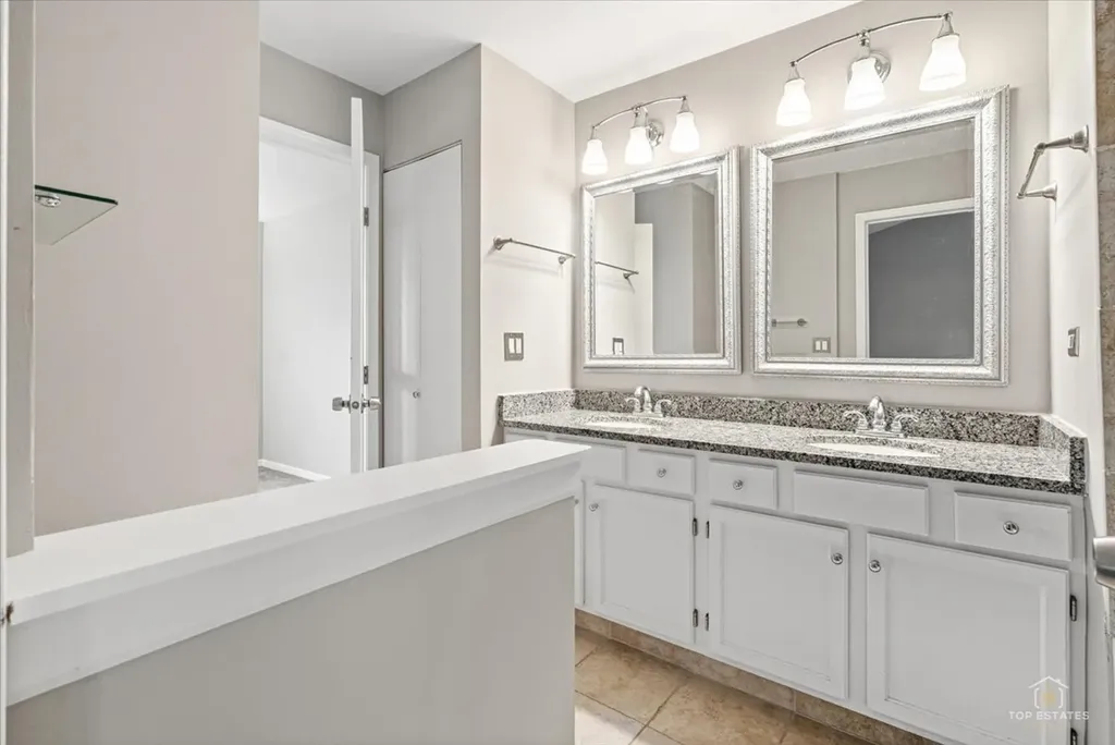 325 Odlum Court Schaumburg IL 60194