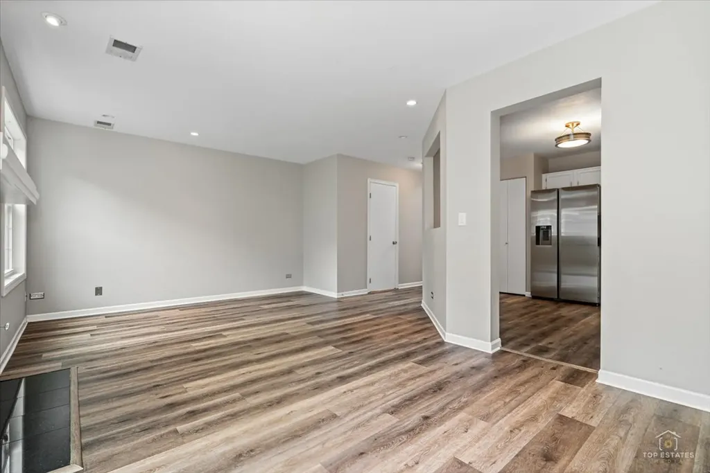 325 Odlum Court Schaumburg IL 60194