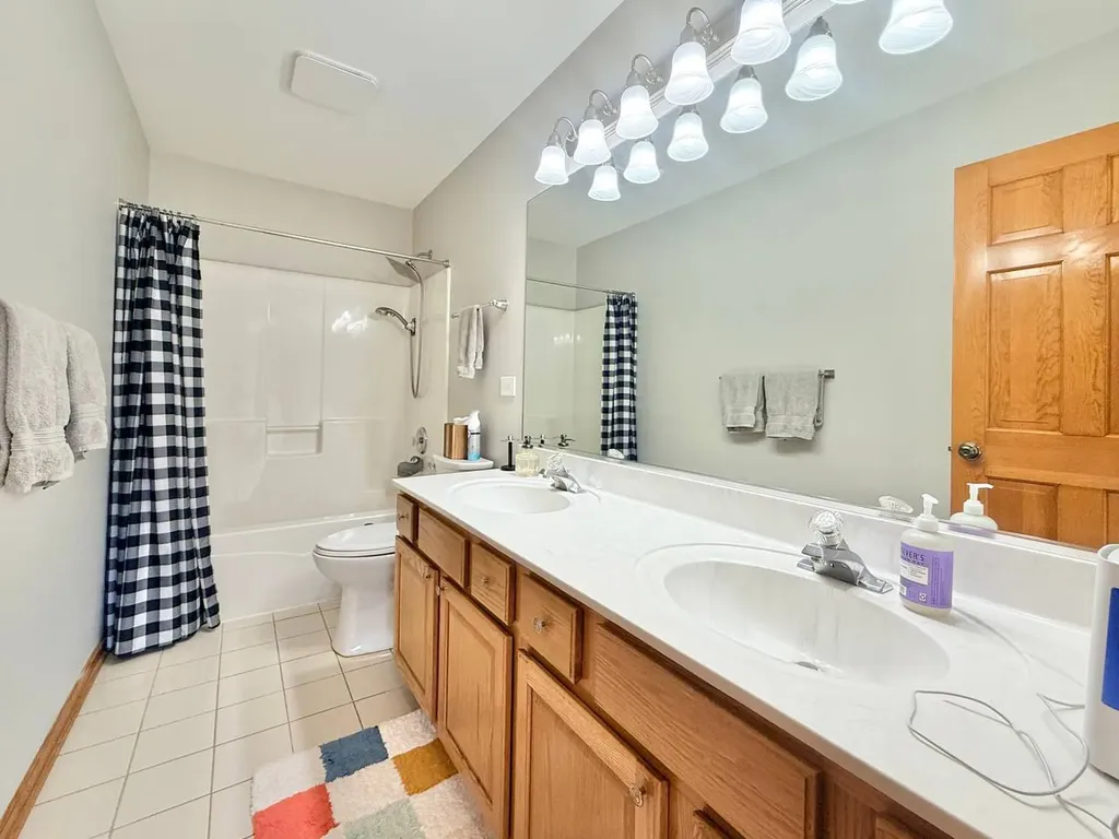 2052 Gardner Circle E Aurora IL 60503