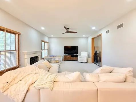 2052 Gardner Circle E Aurora IL 60503