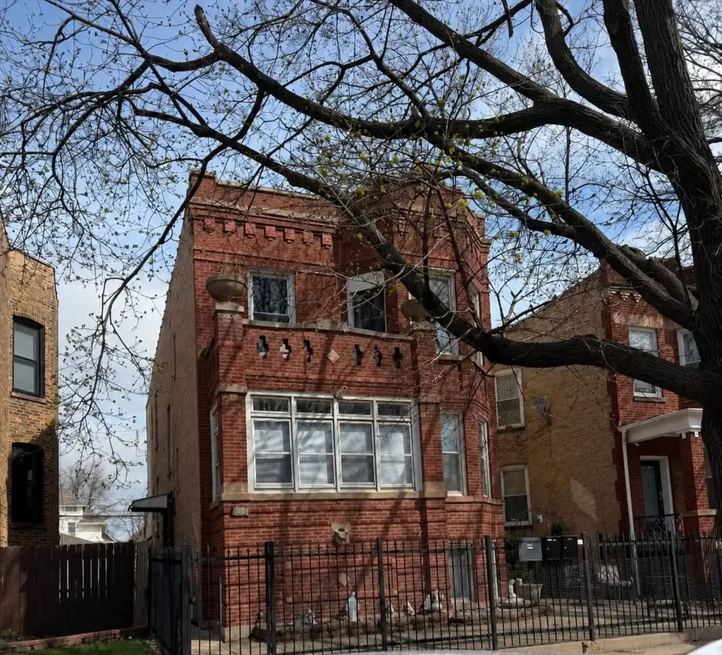 3936 West Cornelia Avenue Chicago IL 60618