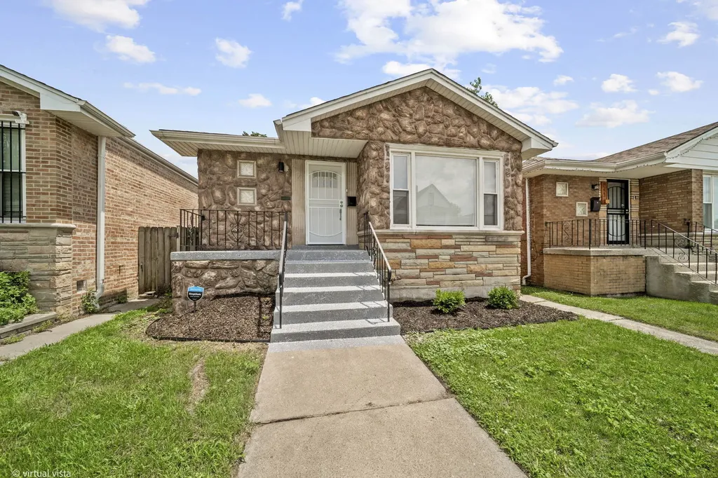 8219 South Muskegon Avenue Chicago IL 60617