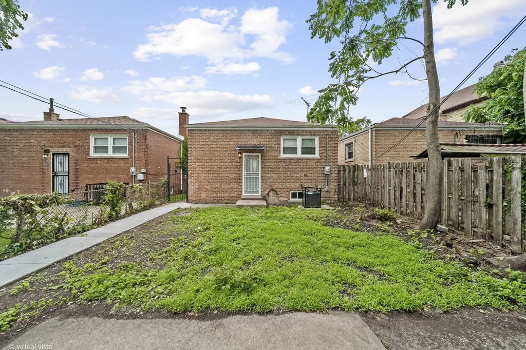 8219 South Muskegon Avenue Chicago IL 60617