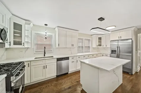 8219 South Muskegon Avenue Chicago IL 60617