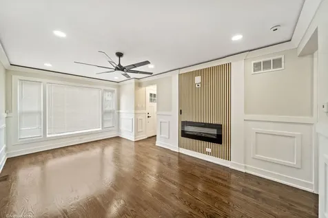 8219 South Muskegon Avenue Chicago IL 60617