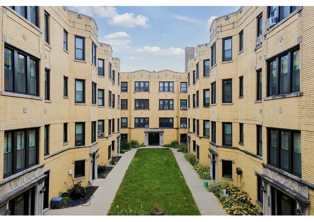 3821 North Greenview Avenue Chicago IL 60613