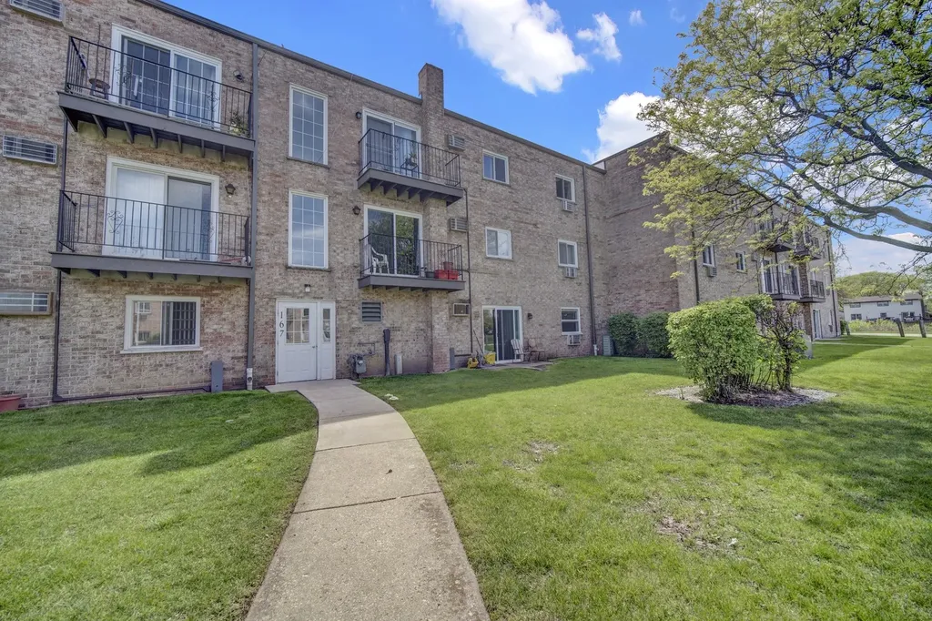 167 West Elk Trail Carol Stream IL 60188