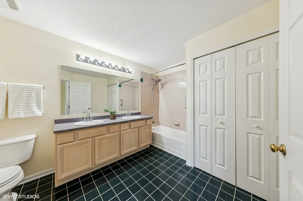 1670 Mansfield Court Roselle IL 60172