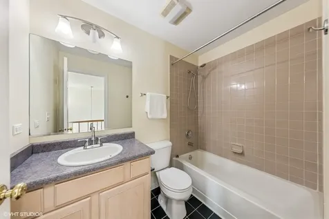 1670 Mansfield Court Roselle IL 60172