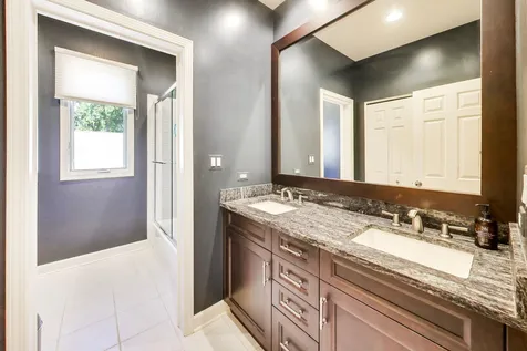 2136 Brentwood Road Northbrook IL 60062