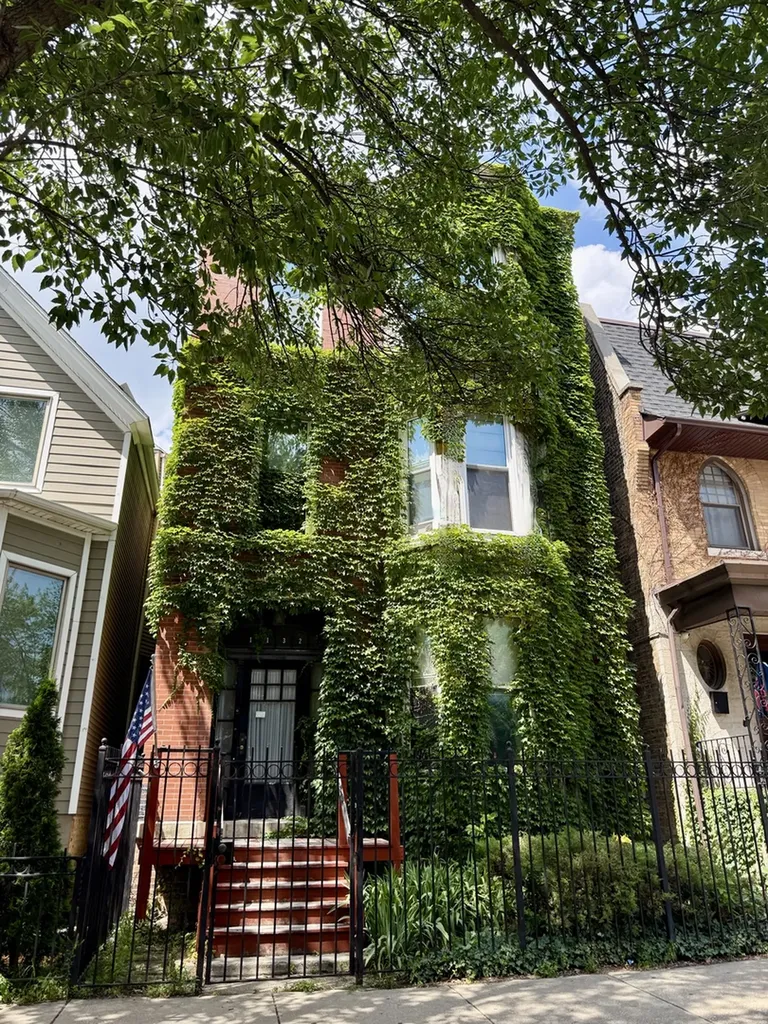 1132 West Addison Street Chicago IL 60613